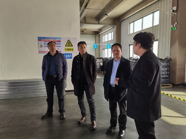 黑一橡胶总经理吴东辉讲解